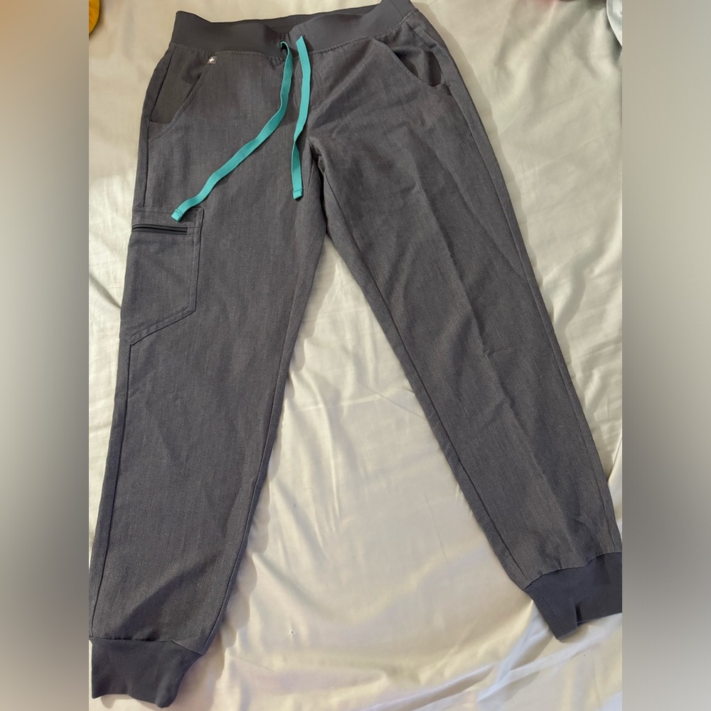 Figs women’s Jogger scrub bottoms. Graphite color in XS petite.